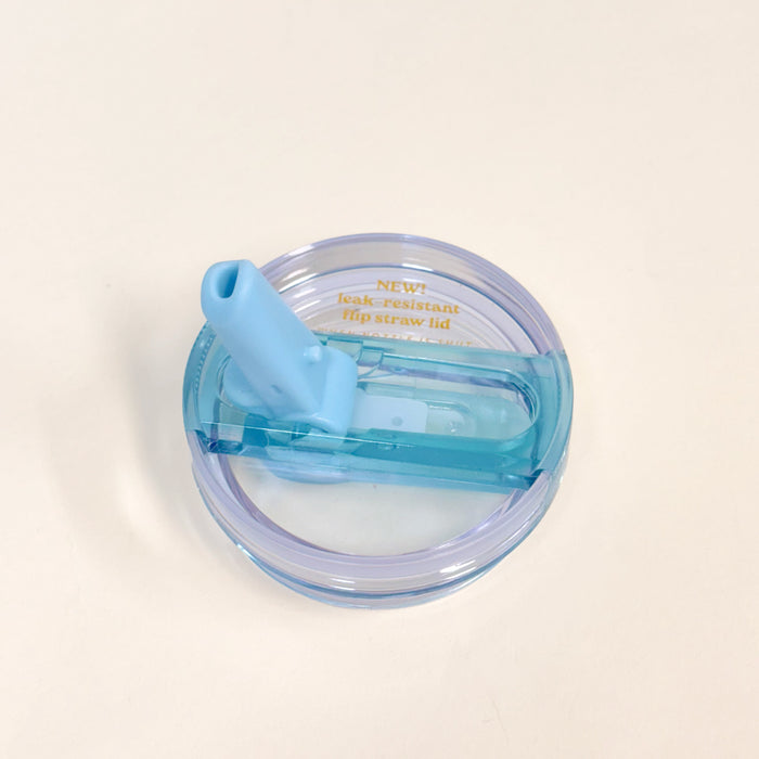 The Darling Effect 20 oz Blue Lifestyle Flip Straw Replacement Lid features a blue flip-up straw and leak-resistant seal, shown from above on a white background.