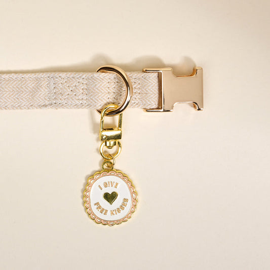 Add playful flair to your pet’s look with The Darling Effect Free Kisses Pawfect Collar Charm—a round beige charm featuring “I give free kisses” and a heart, perfect for accessorizing your pet’s collar.